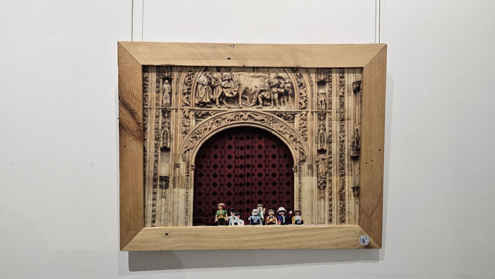 El concejal de Juventud, Pedro Martínez, presenta la exposición ‘Otras Miradas – Exposición de Fotografía con Playmobil’