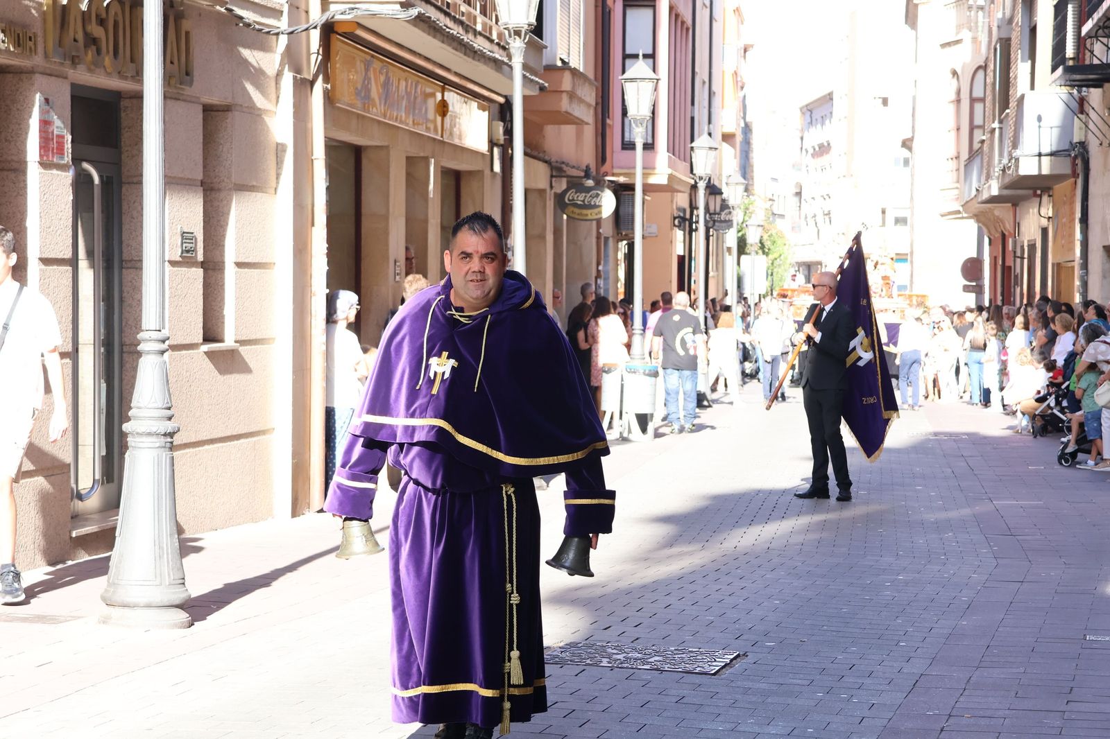 La Exaltación de la Cruz procesiona por las calles de Zamora rumbo a la carpa de San Bernabé