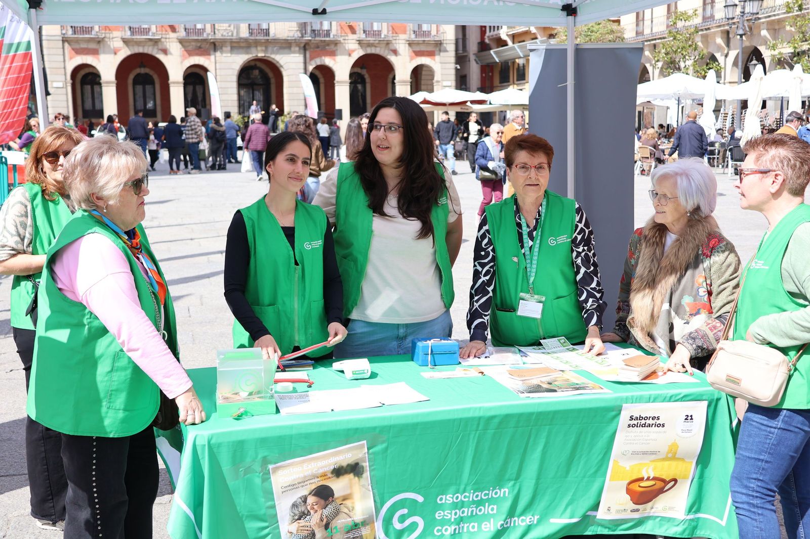 GALERÍA | Decenas de zamoranos disfrutan de las sopas de ajo más solidarias