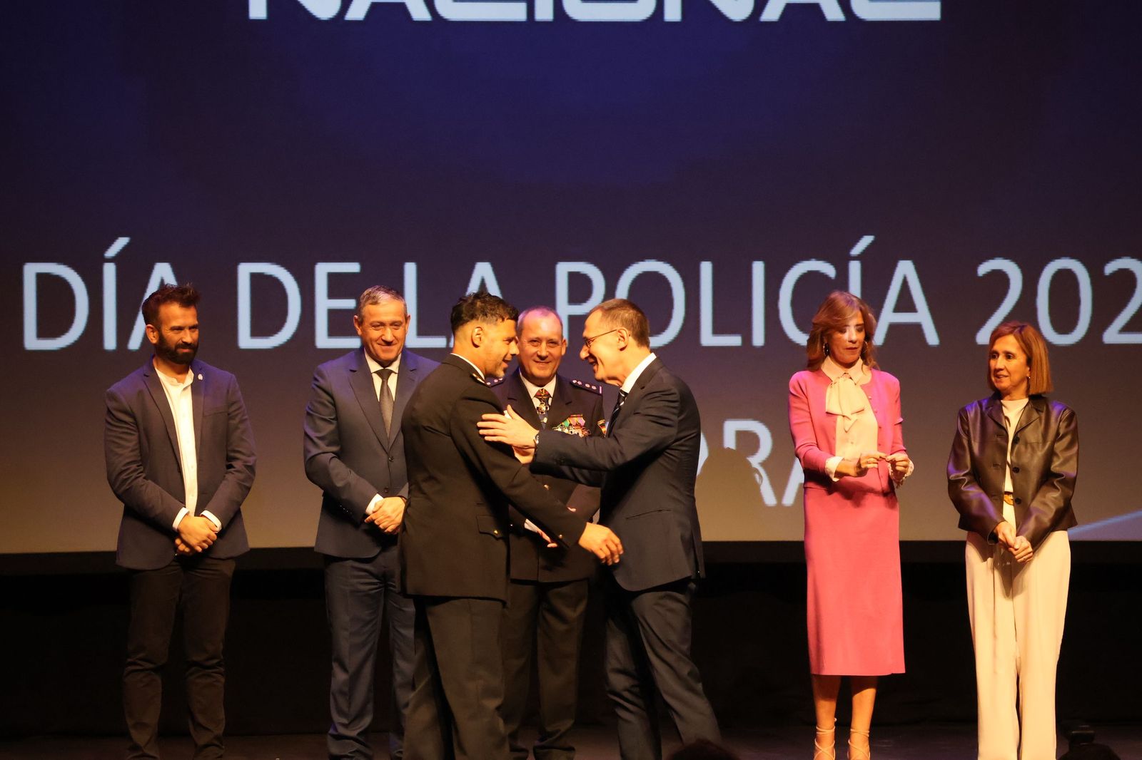 Ceremonia de imposición de condecoraciones a miembros de la Policía Nacional en honor a los Santos Ángeles Custodios