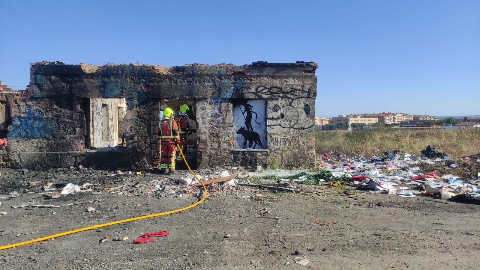 bomberos-en-un-incendio-de-basuras-en-puente-ladrillo-21