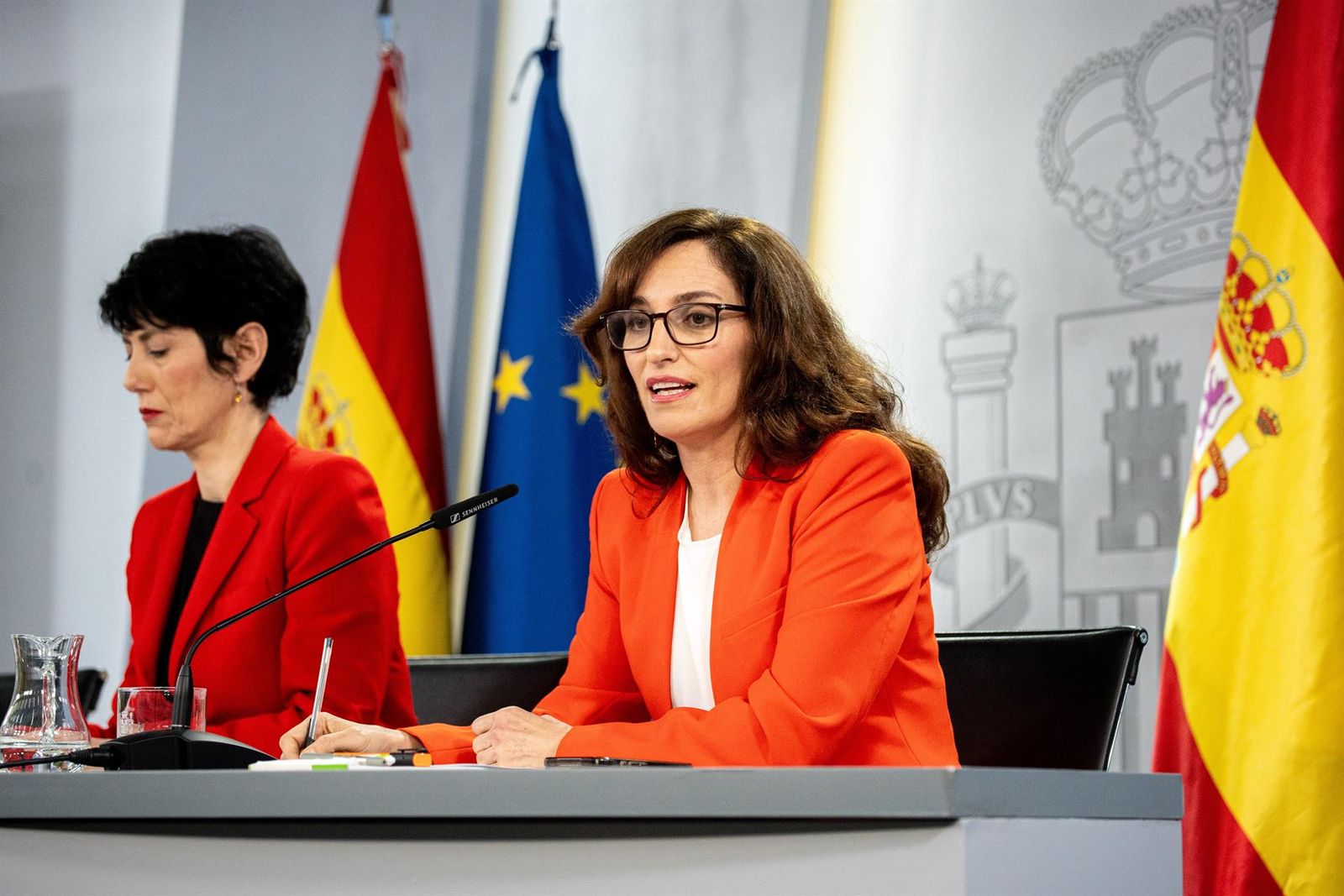 Elma Saiz y Mónica García este martes tras la reunión del Consejo de Ministros