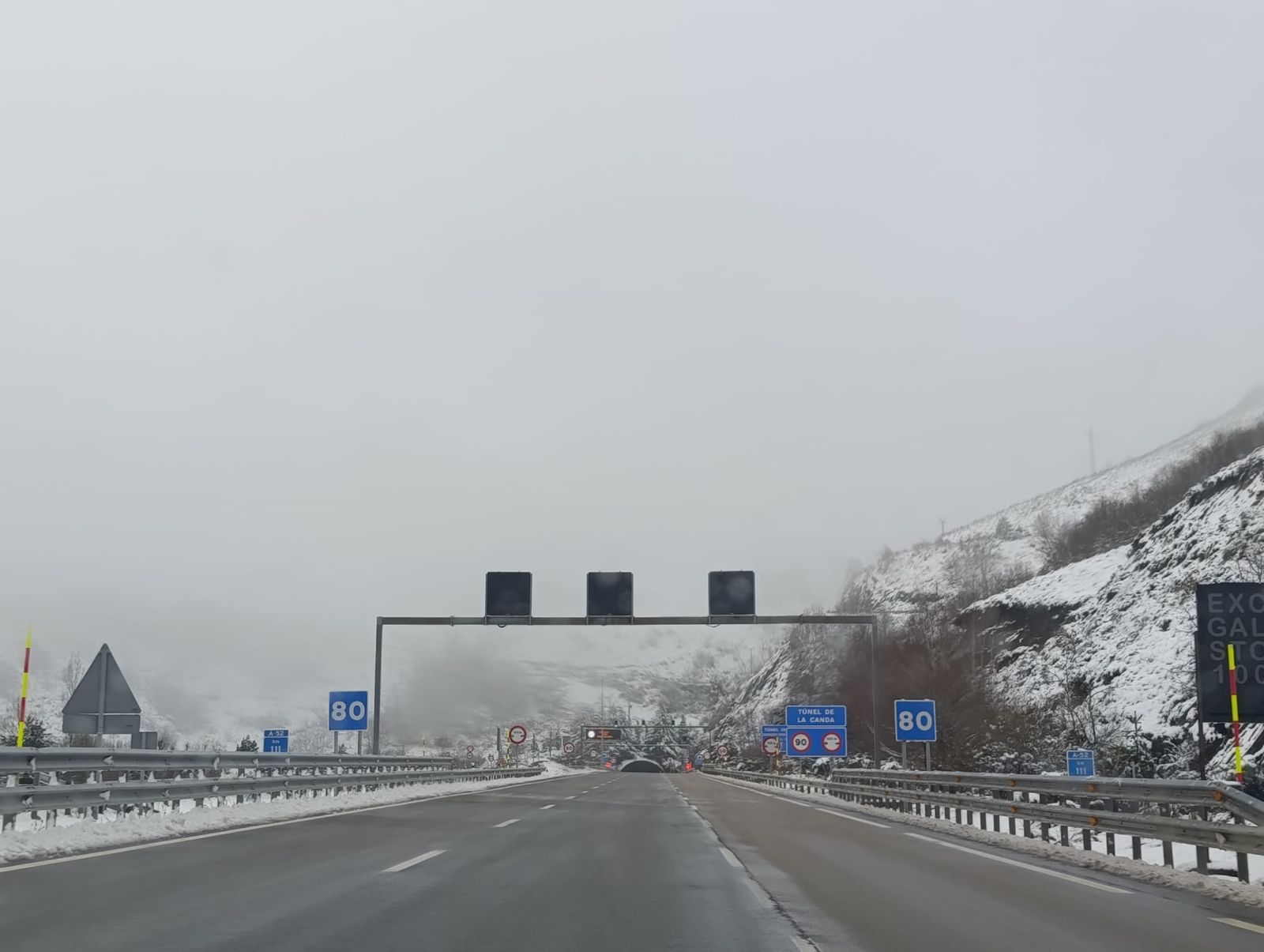 Imagen de nieve en las inmediaciones de la A-52 a su paso por Zamora