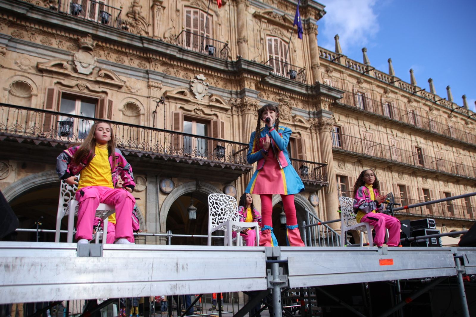El alcalde de Salamanca, Carlos García Carbayo, recibe a sus Majestades los Reyes Magos y Concierto de Chloe DelaRosa en la Plaza Mayor