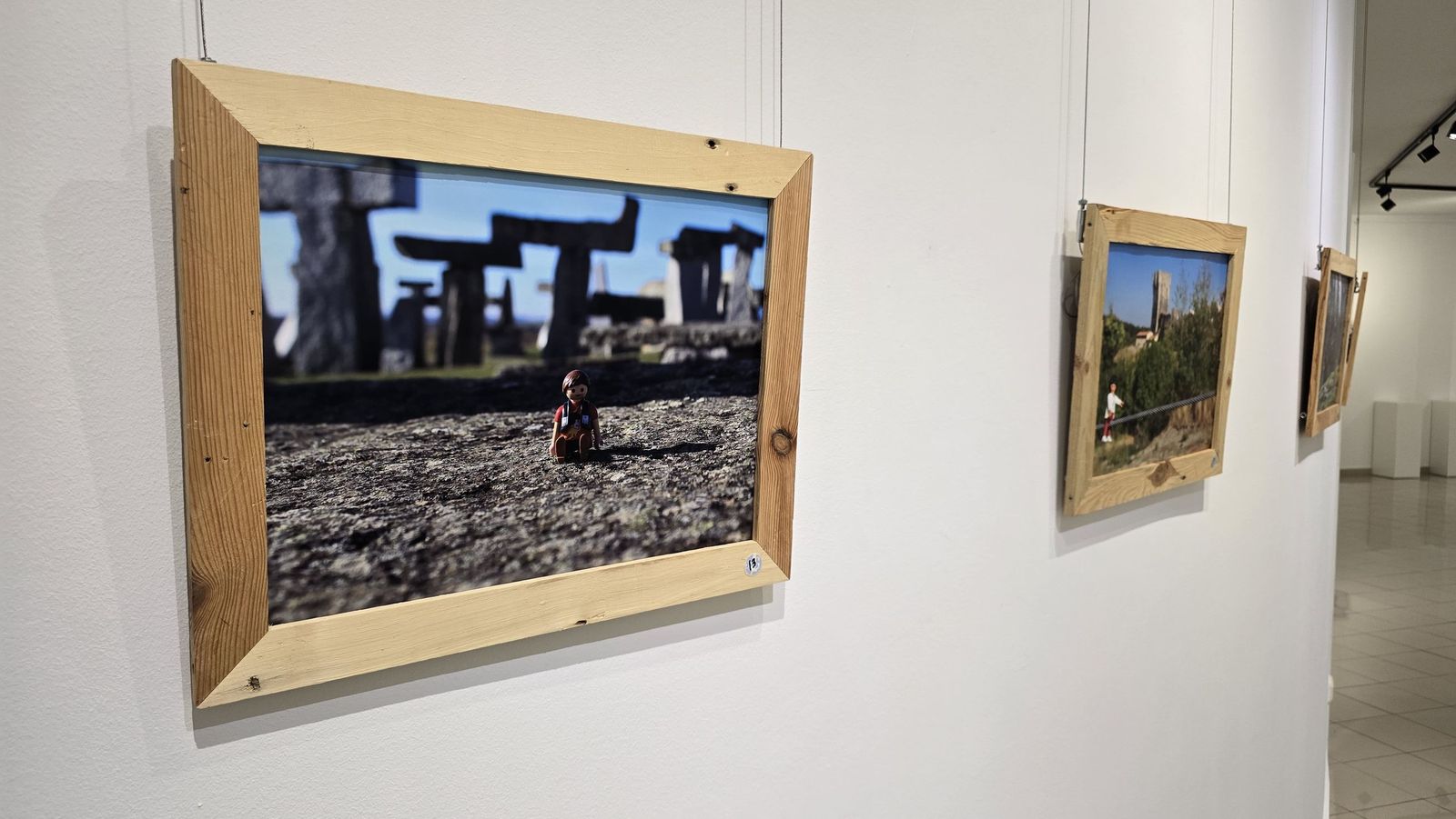 El concejal de Juventud, Pedro Martínez, presenta la exposición ‘Otras Miradas – Exposición de Fotografía con Playmobil’