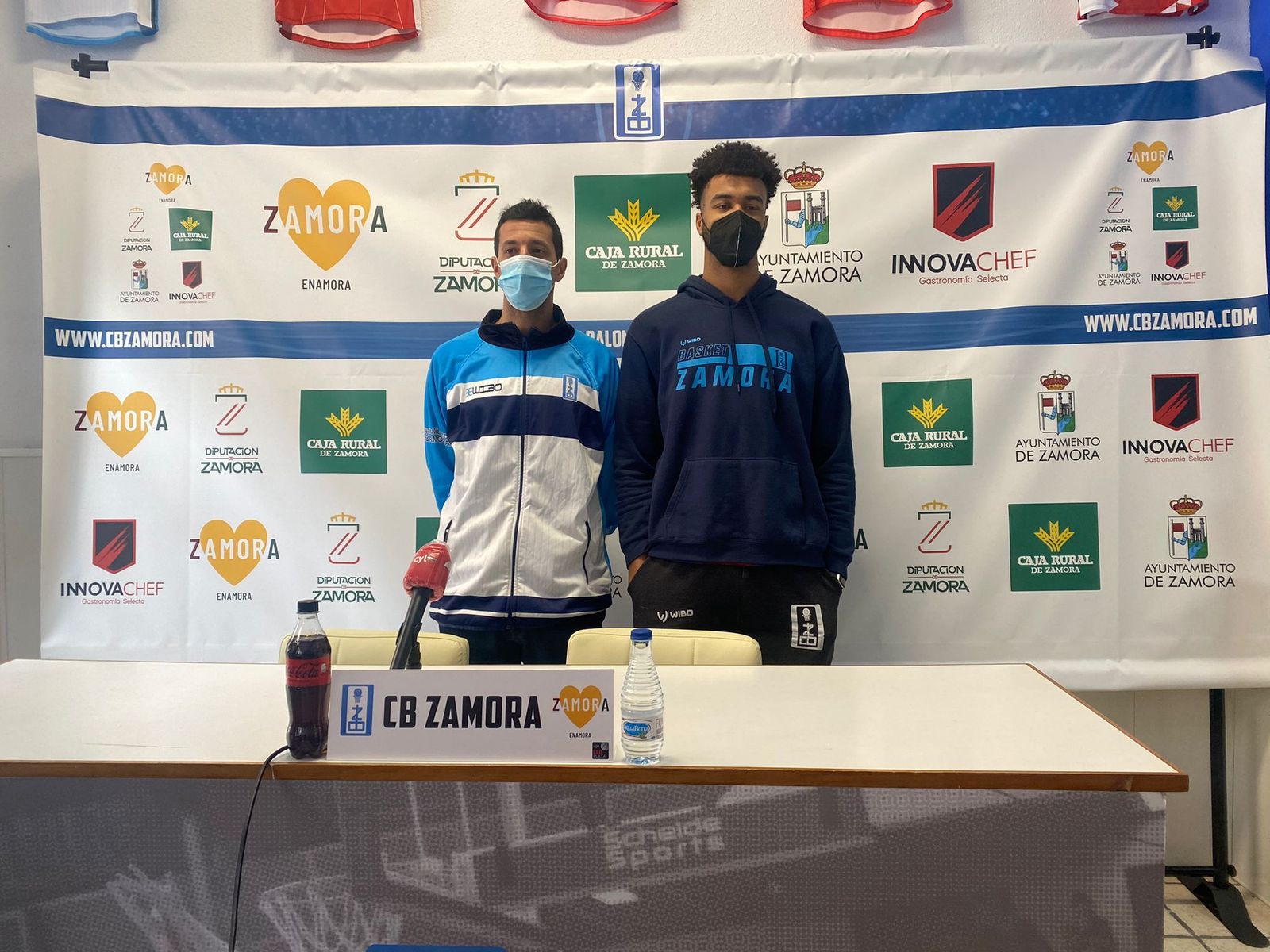 Saulo Hernández e Ismael Tamba en rueda de prensa