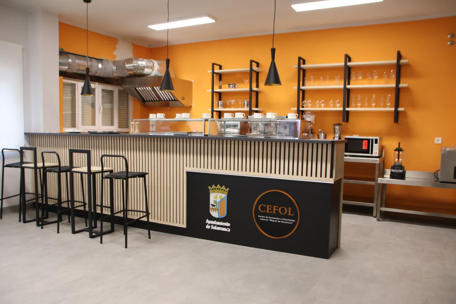 El alcalde de Salamanca, Carlos García Carbayo, visita la nueva acción formativa en hostelería del proyecto Laboris Helmántica