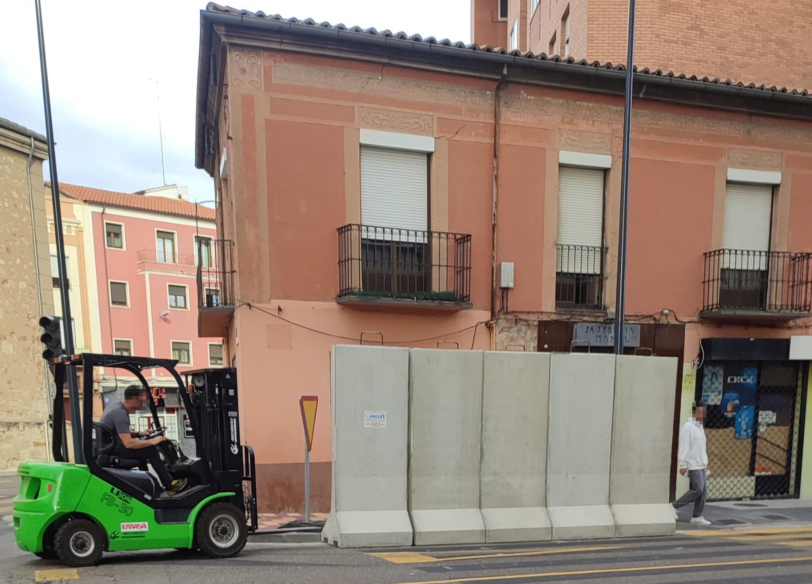 Comienza el derribo del edificio de la calle Puebla de Sanabria