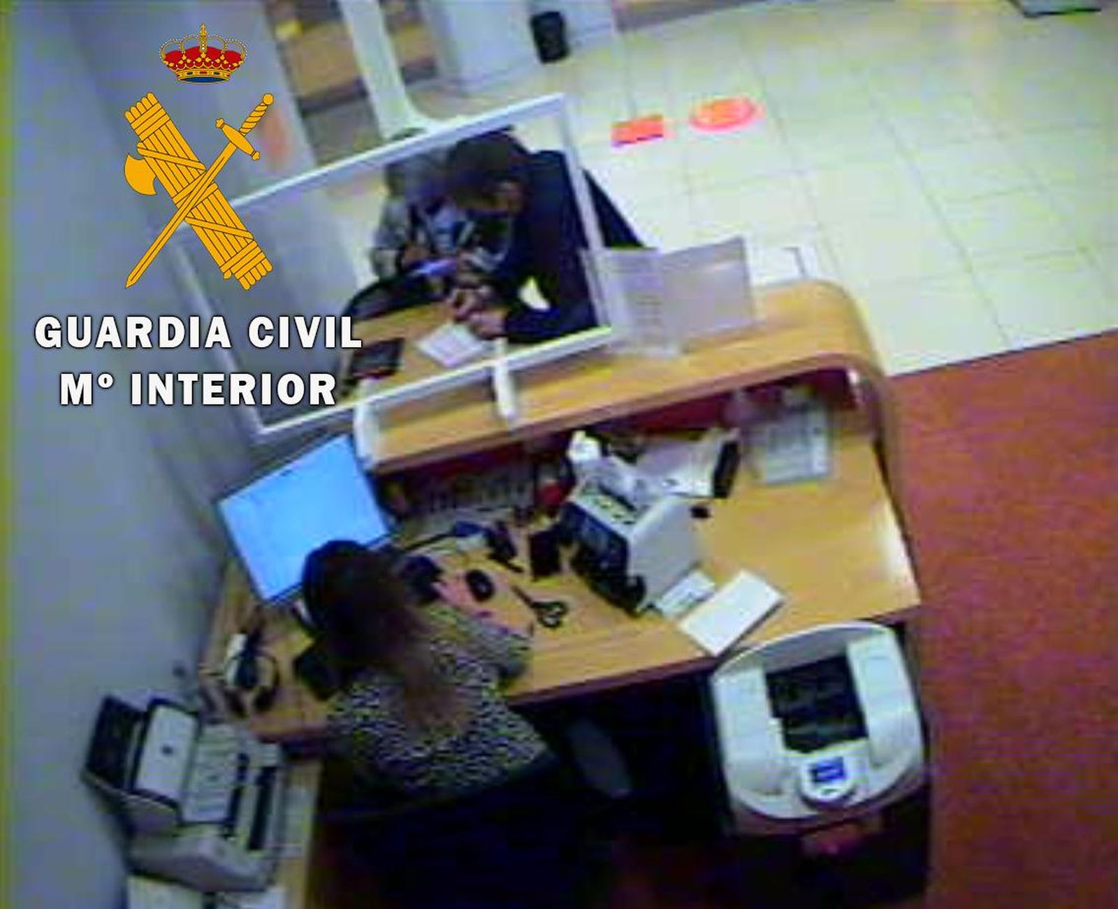 Imagen de cámaras de vigilancia donde se puede ver a la detenida junto a la víctima