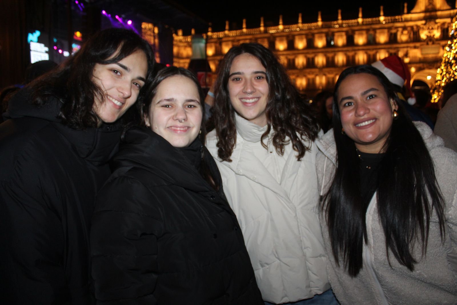Miles de personas disfrutan de las campanadas y la fiesta del Fin de Año Universitario