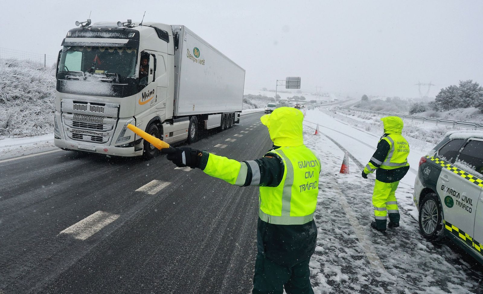 Nieve en la A-66, entre Guijuelo y Bejar