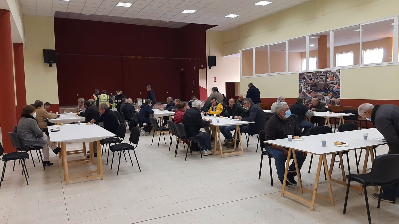 El centro multiuso de Palaciosrubios ha acogido el tradicional desayuno a base de chorizo y huevos fritos