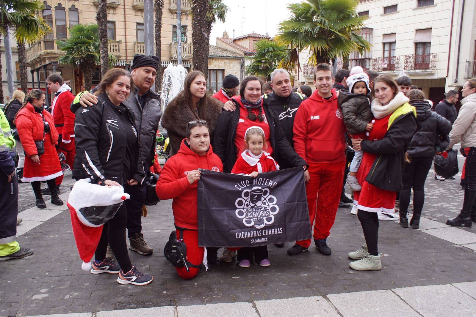 Alba de Tormes se despierta con el ruido de la 'Papanoelada motera' presidida por Papá Noel