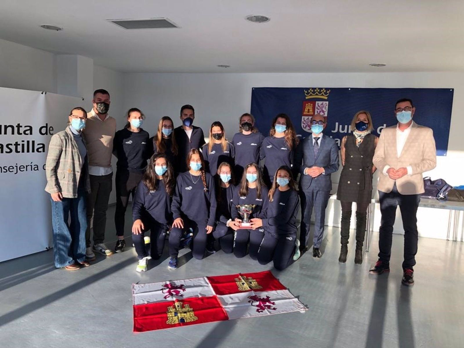 El consejero de Cultura y Turismo, Javier Ortega, visita a las integrantes de la Selección femenina de menores de Castilla y León de Pádel tras ganar el Campeonato de España por Selecciones