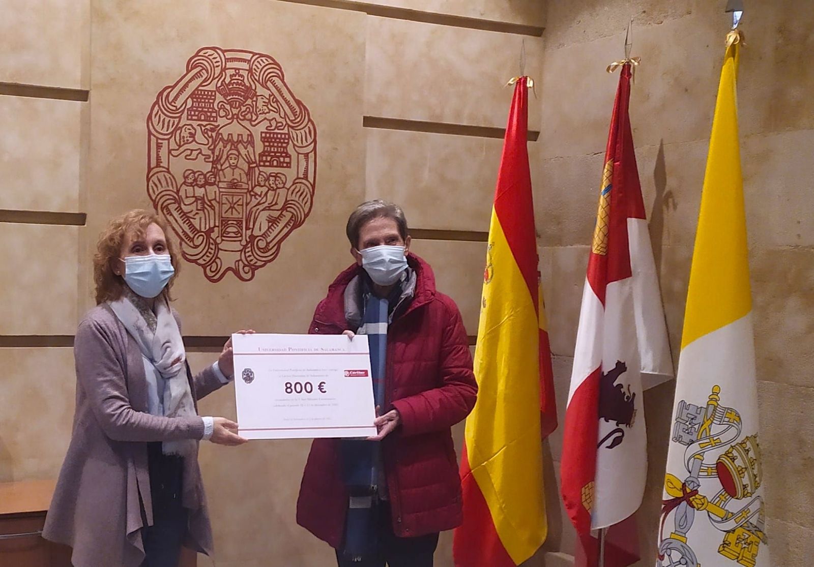 Entrega del cheque a Cáritas