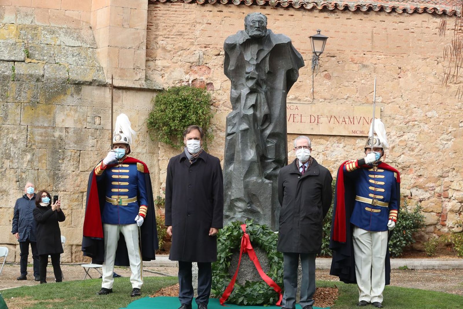 El alcalde Carlos García Carbayo y Francisco Blanco (presidente de la Asociación de Amigos de Unamuno en Salamanca) durante la ofrenda.