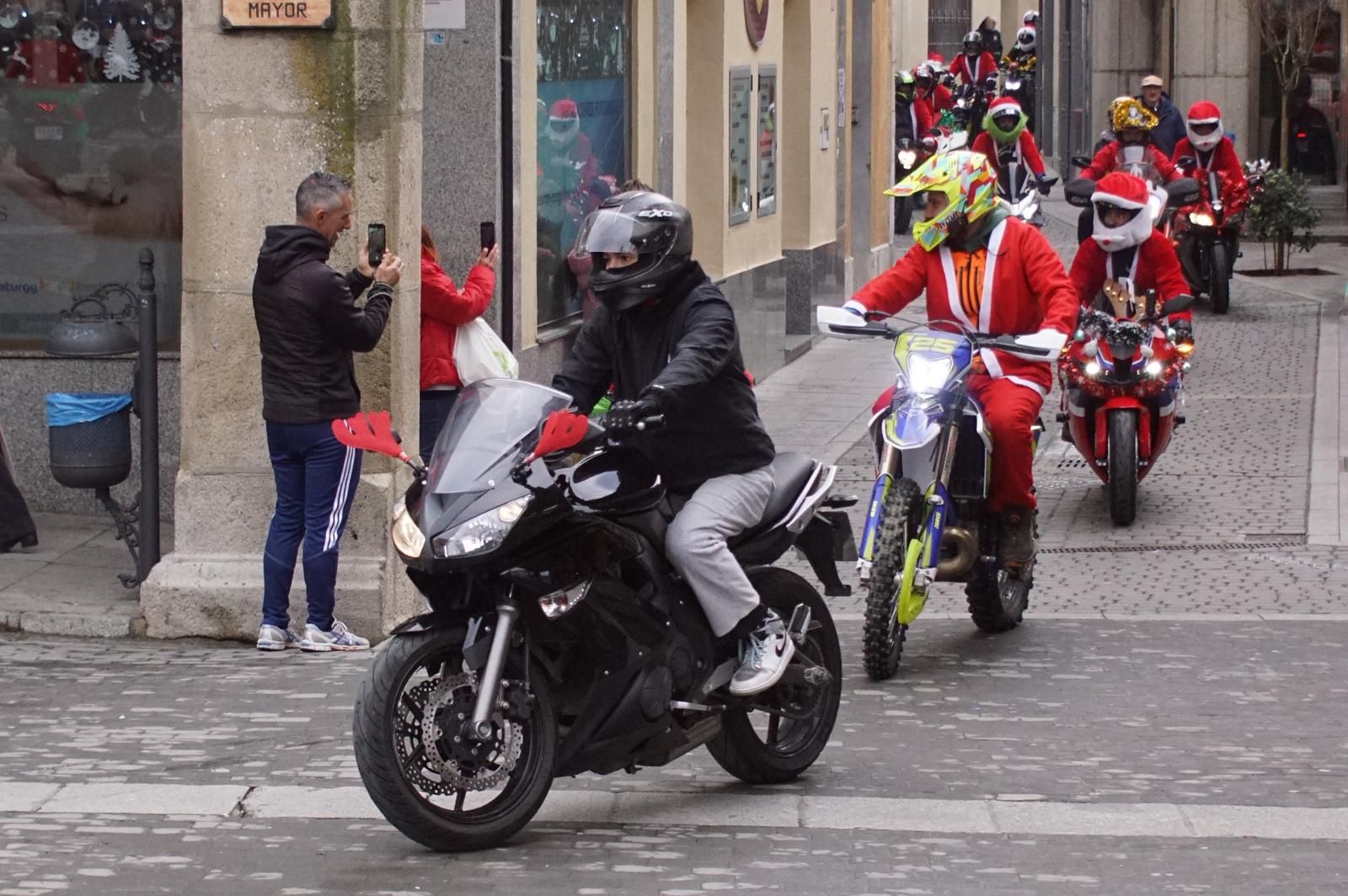 Alba de Tormes se despierta con el ruido de la 'Papanoelada motera' presidida por Papá Noel