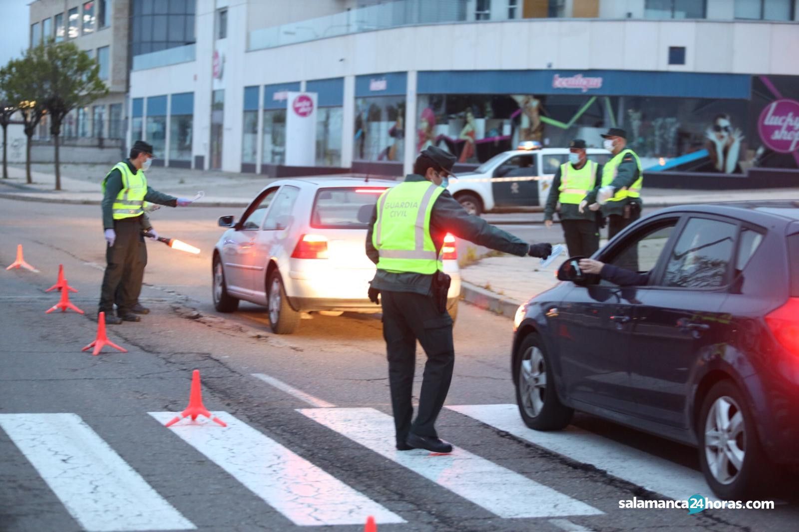 La Guardia Civil reparte mascarillas contra el coronavirus 15