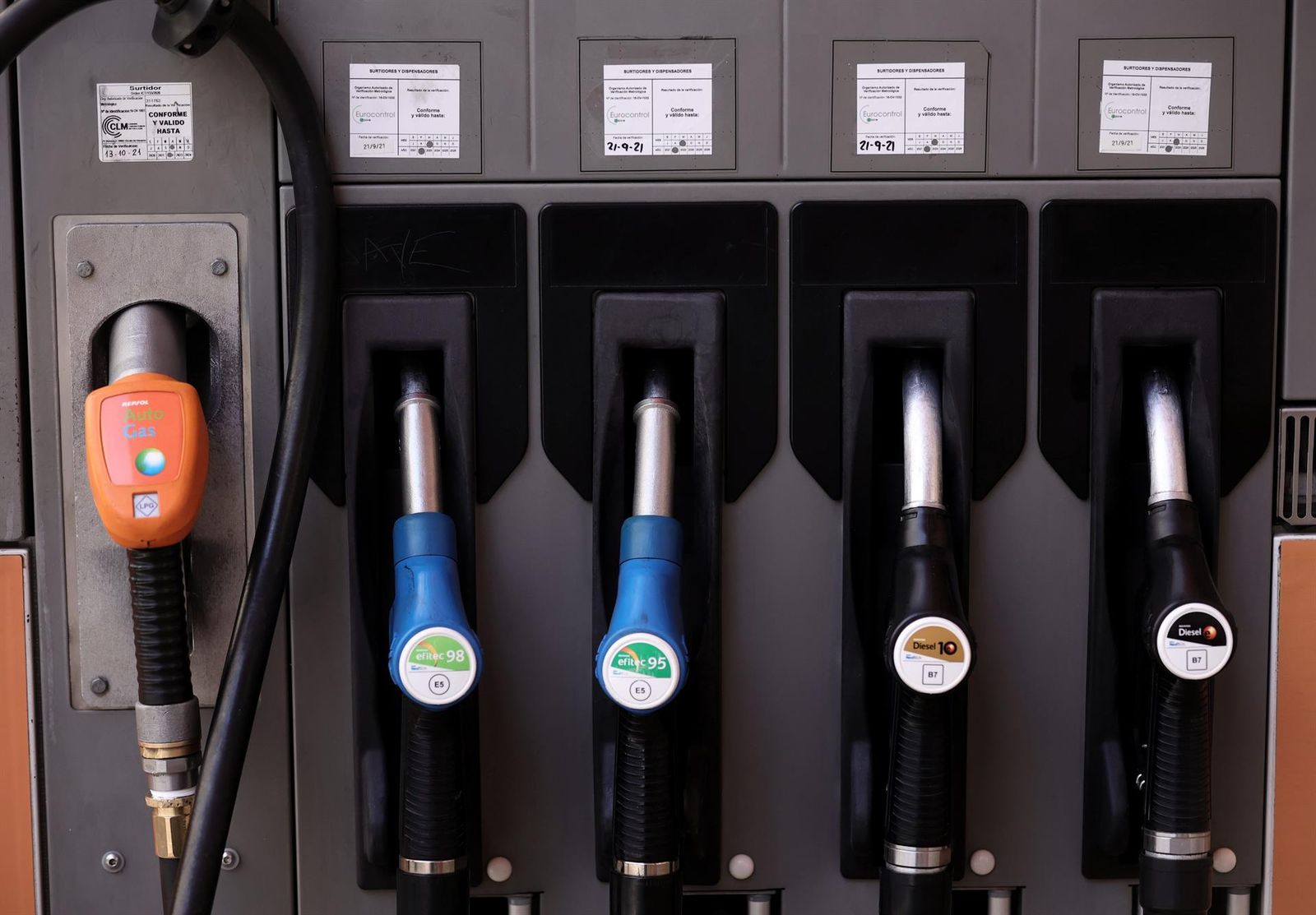 Varias mangueras de carburante, en una gasolinera - Eduardo Parra - Europa Press - Archivo
