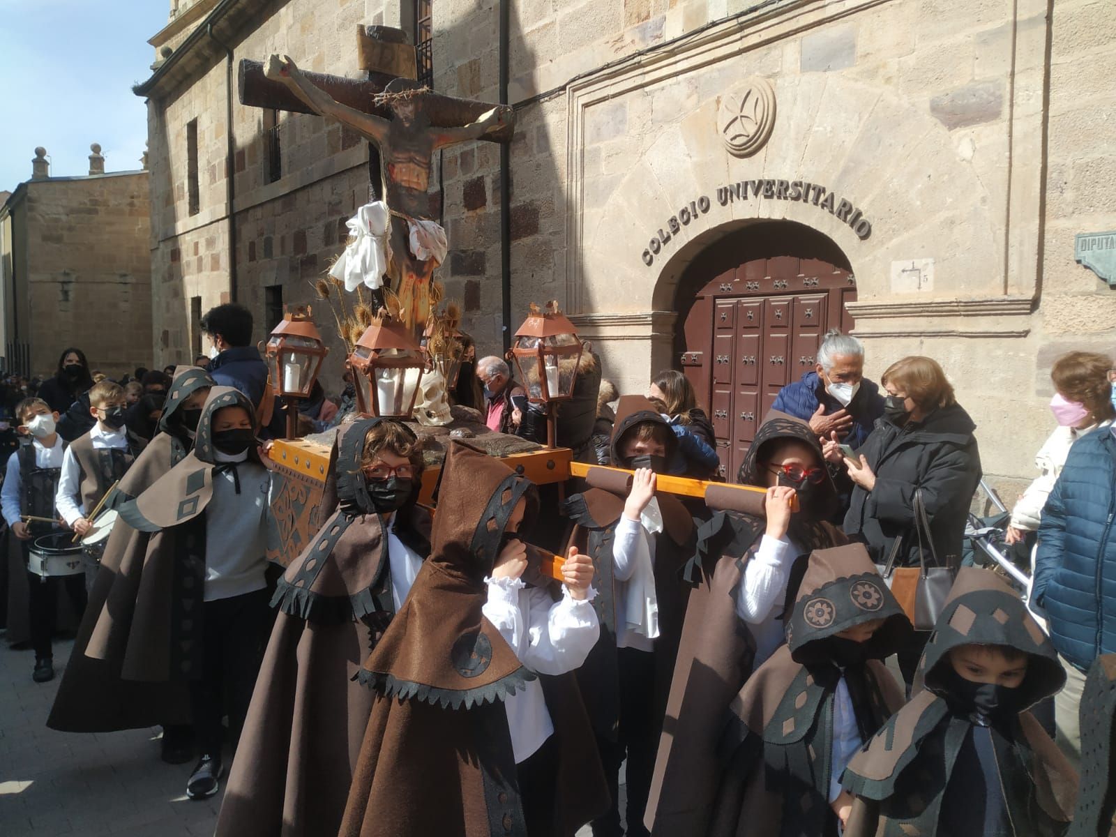 Imagen de la recreación de la procesión por los escolares de la Medalla Milagrosa