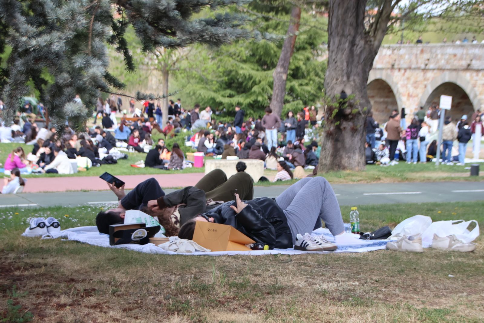 Un multitudinario Lunes de Aguas en Salamanca llena la ribera del Tormes