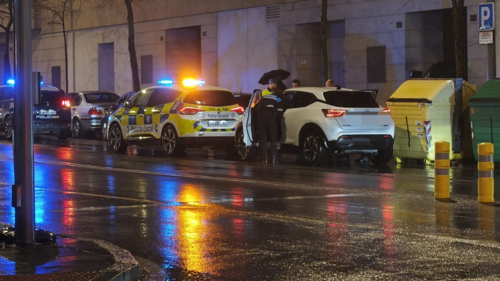 Varias patrullas de la Policía Local y Nacional en el paseo de la Estación inspeccionando el vehículo al que habían intentado acceder