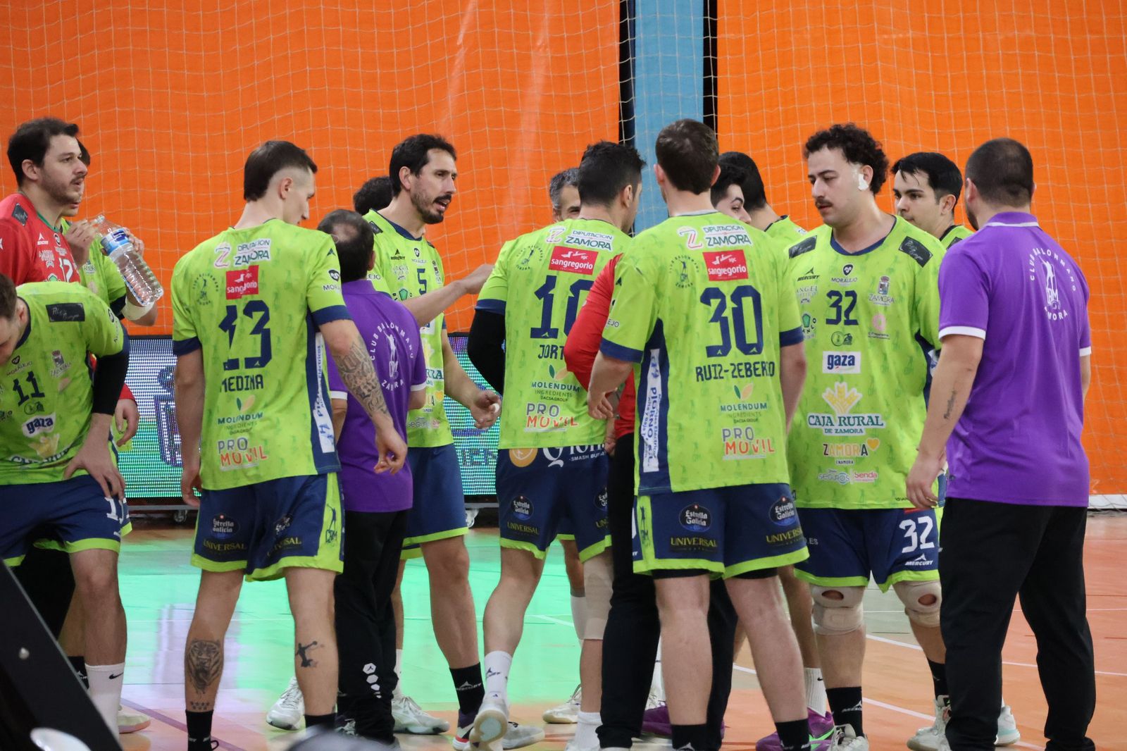 GALERÍA | Duelo de alturas entre el BM Zamora y el Torrelavega