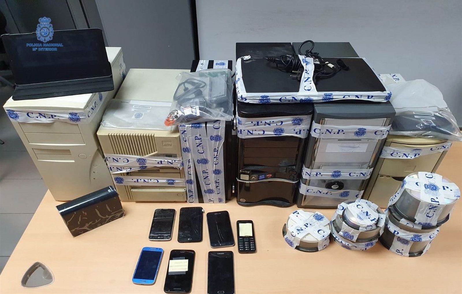 Material incautado en el operativo.