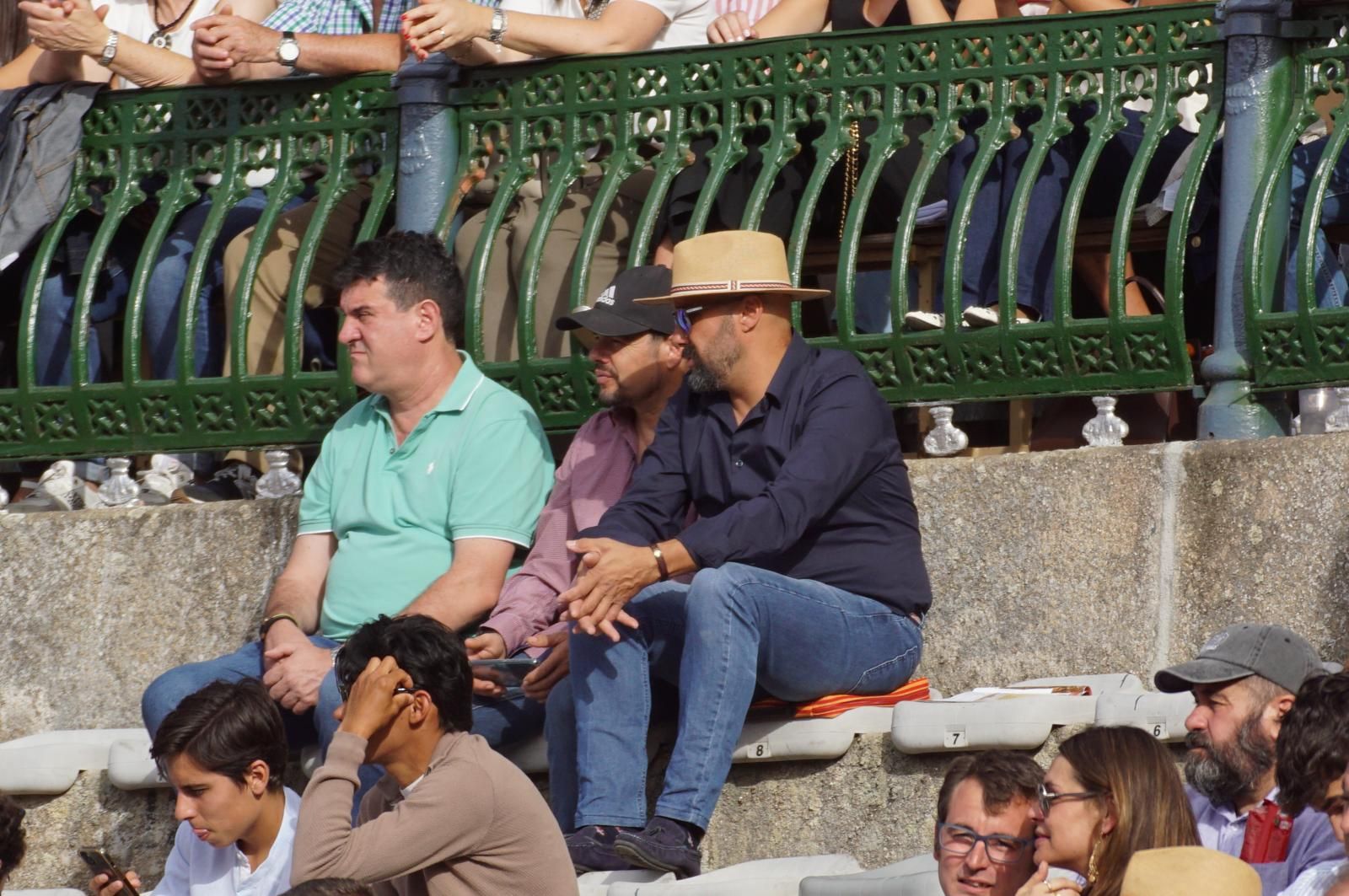 Expectación por ver los caballos de rejoneo en La Glorieta: imágenes del ambiente en los tendidos y en el patio de cuadrillas