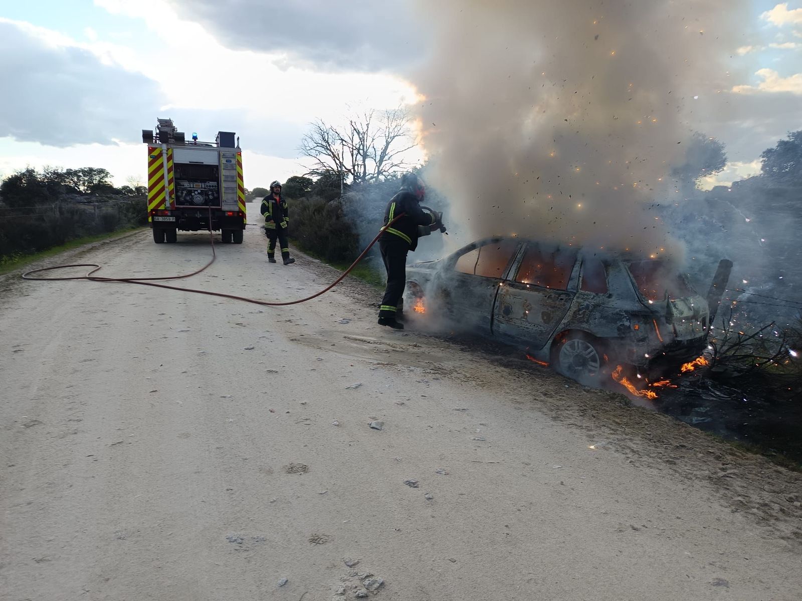 Un vehículo en llamas moviliza a los bomberos en Monleras
