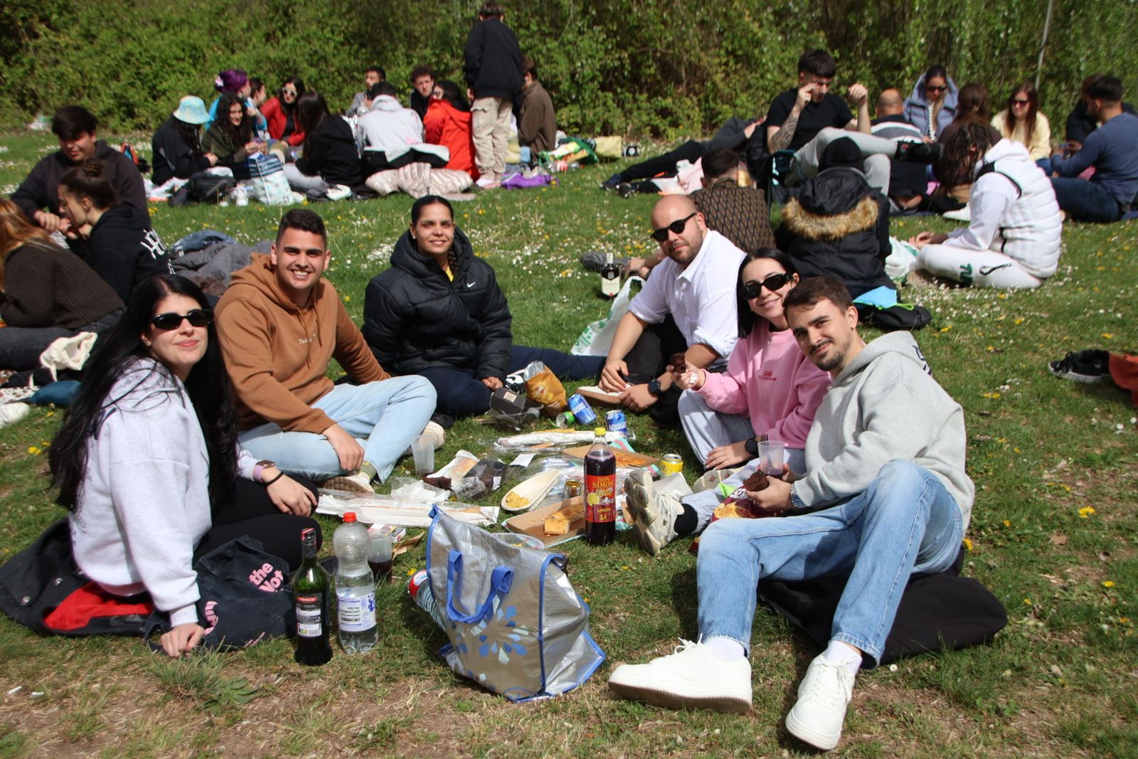 Un multitudinario Lunes de Aguas en Salamanca llena la ribera del Tormes