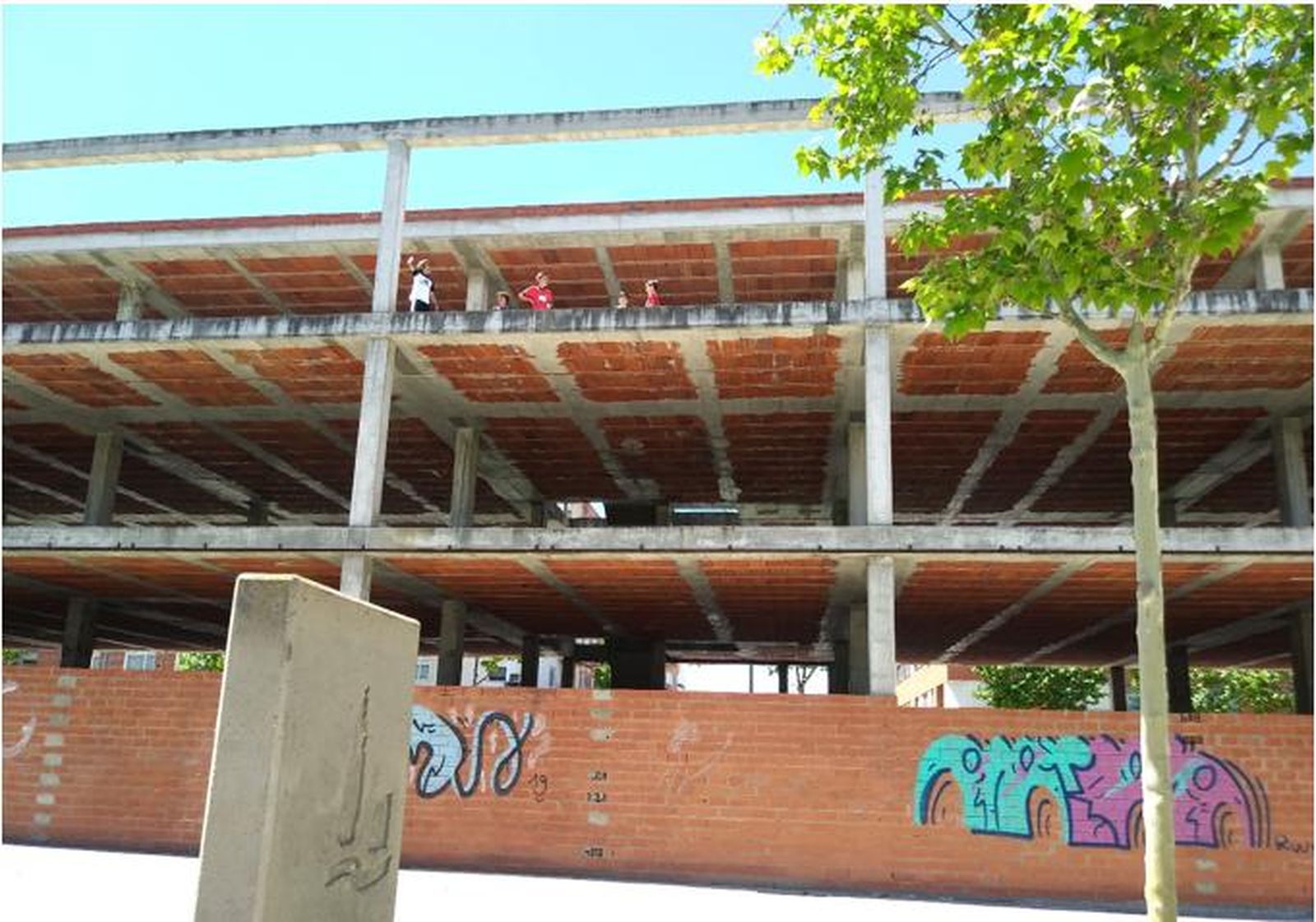 Edificio en obras abandonado en la plaza de la Valmuza. Foto de archivo