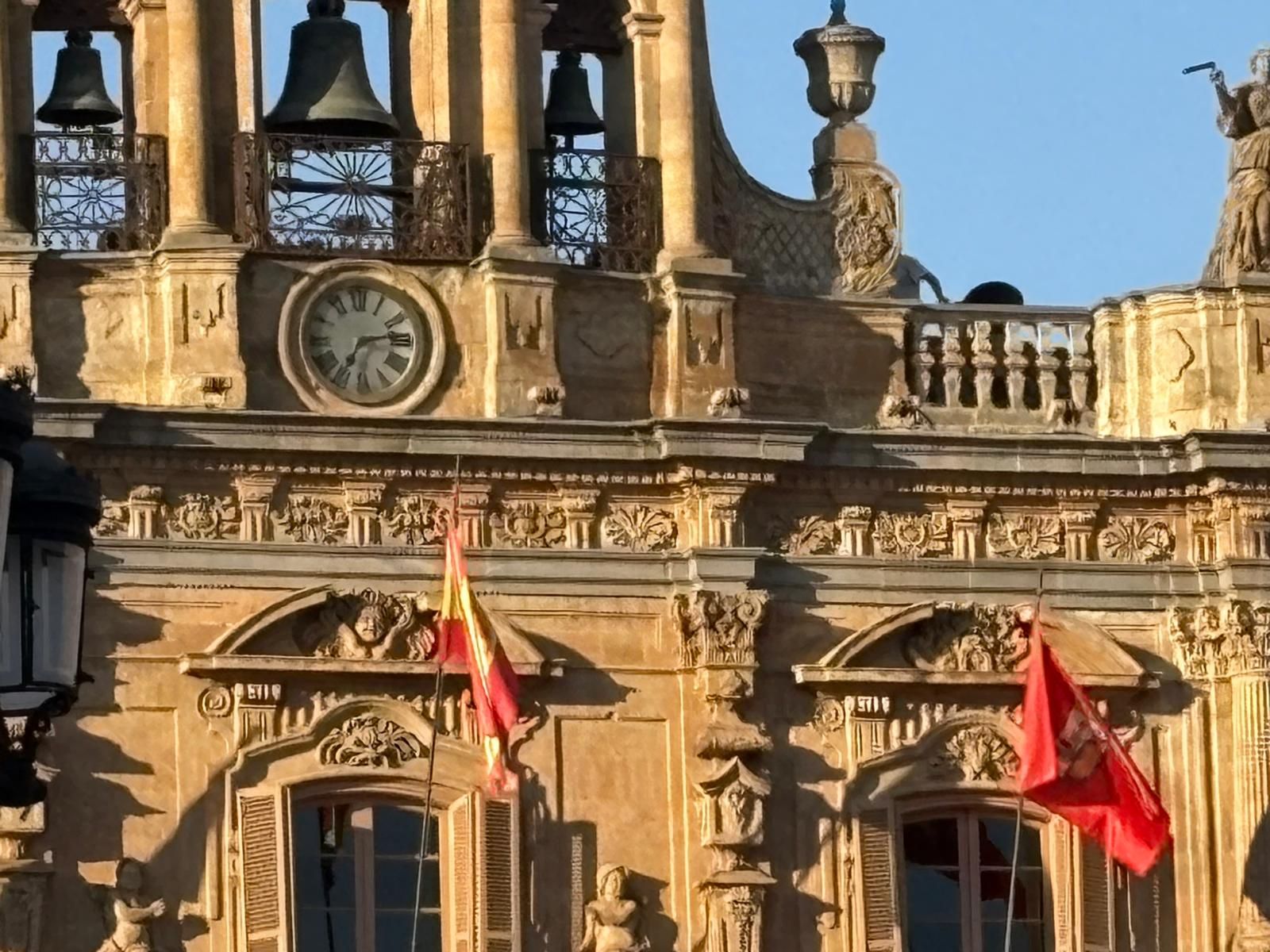 Un grupo de jóvenes accede a los tejados de la Plaza Mayor de Salamanca para hacerse una fotografía