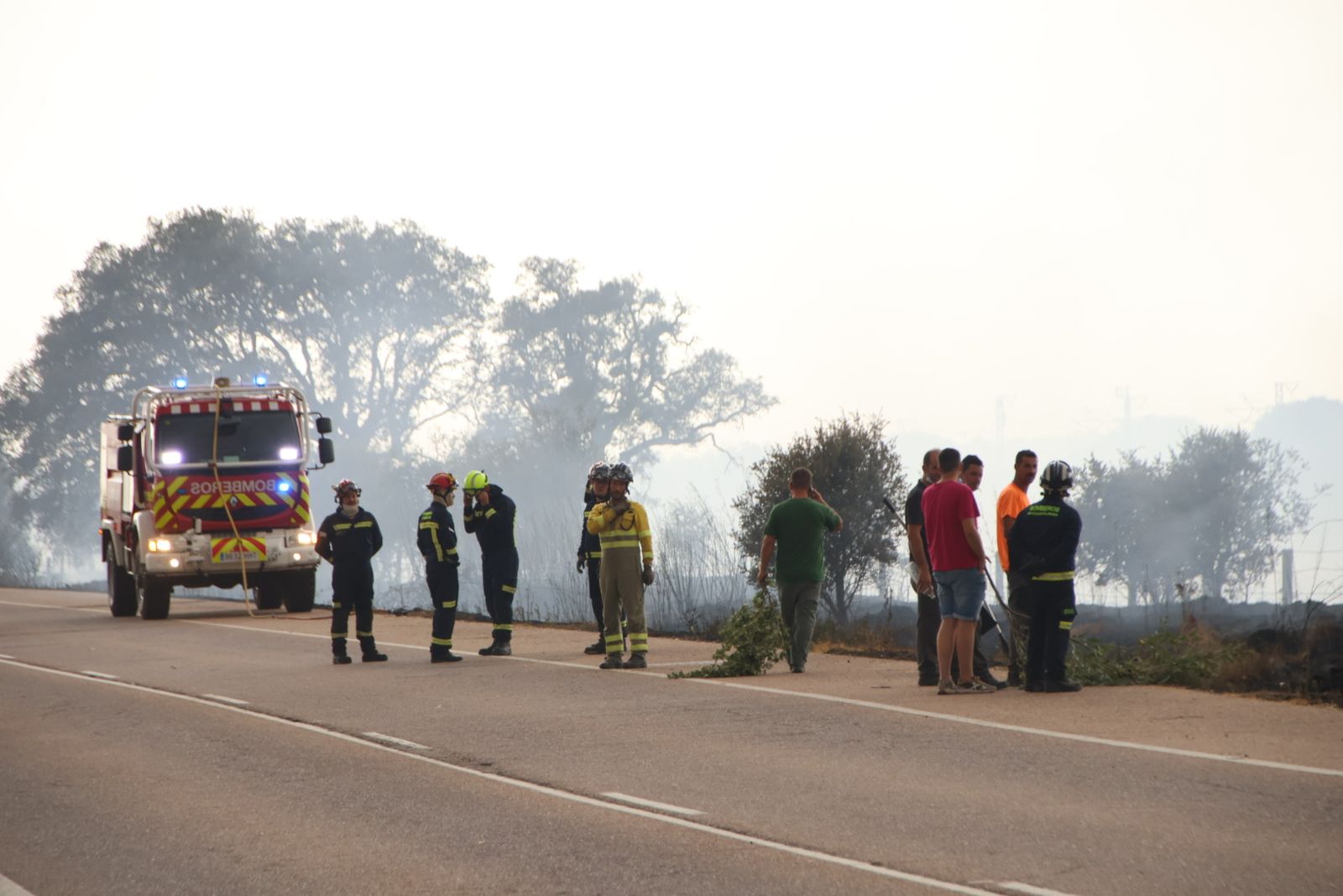 Un incendio de nivel 2 afecta al entorno rural de Martín de Yeltes