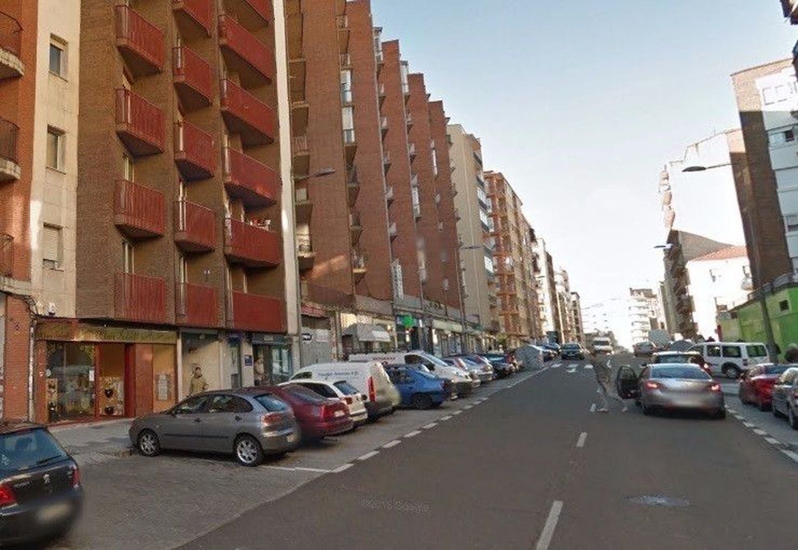 Herido el conductor de una moto tras chocar contra un coche aparcado en la calle El Greco