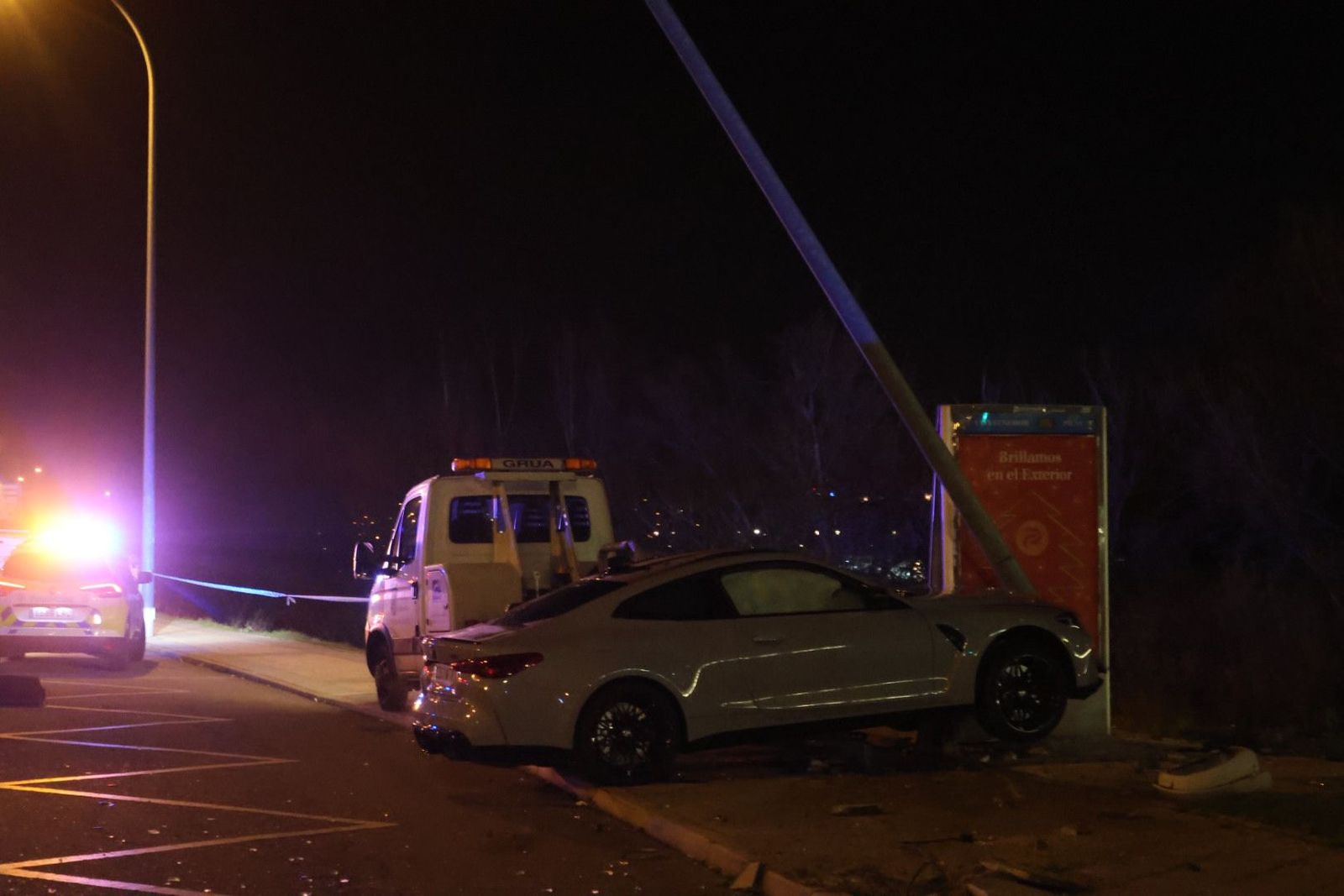 Un coche se empotra contra una farola tras perder el control en la Vía Helmántica