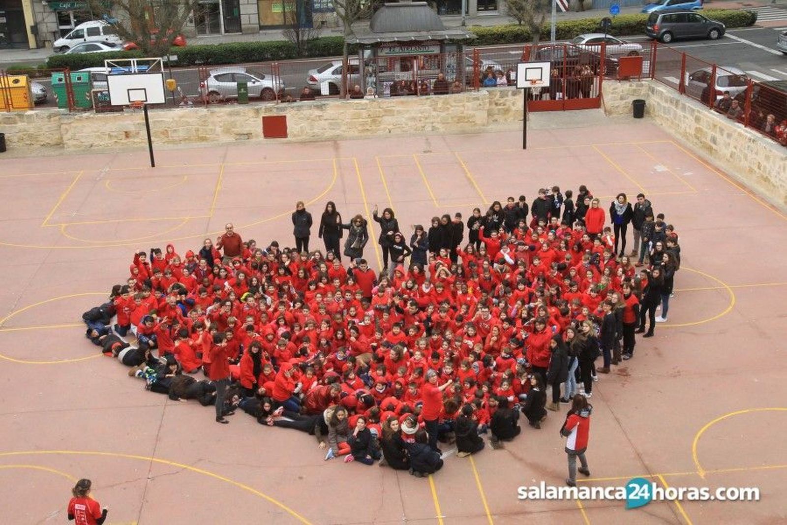 Mosaico humano corazón padre manjón