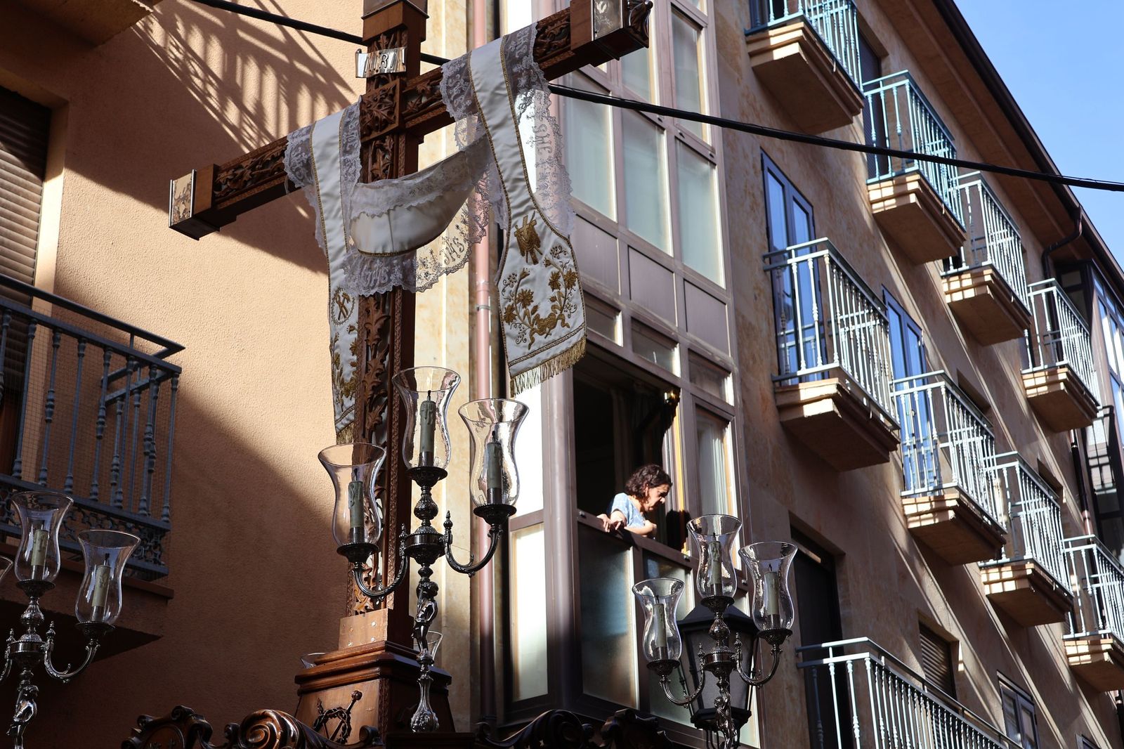 La Exaltación de la Cruz procesiona por las calles de Zamora rumbo a la carpa de San Bernabé