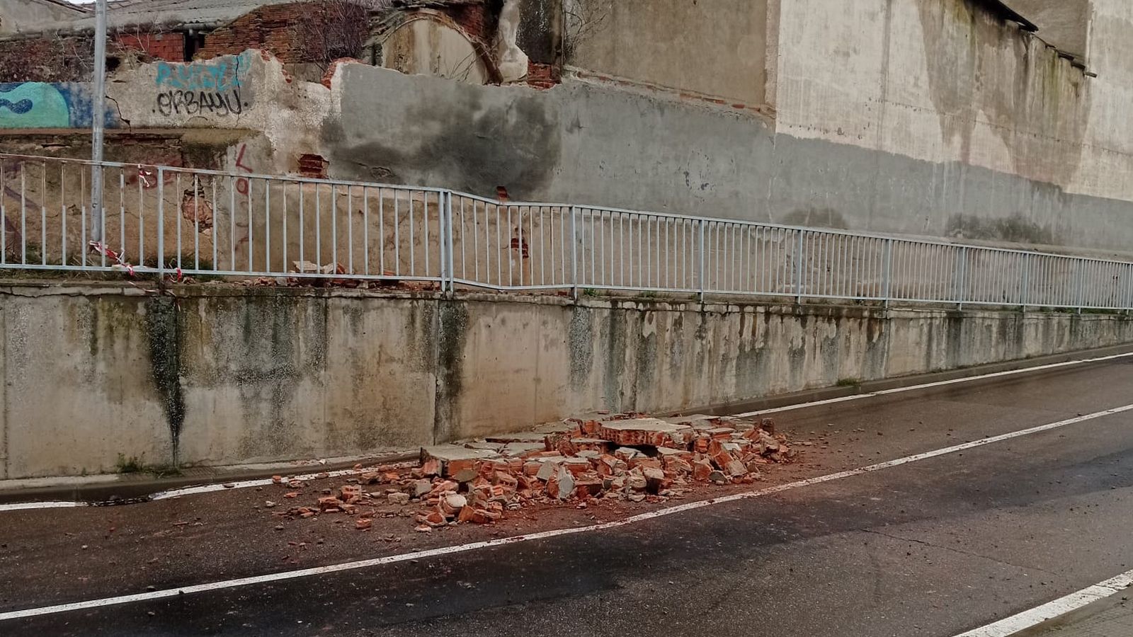 Caída de un muro en la calle Mayor de Chamberí
