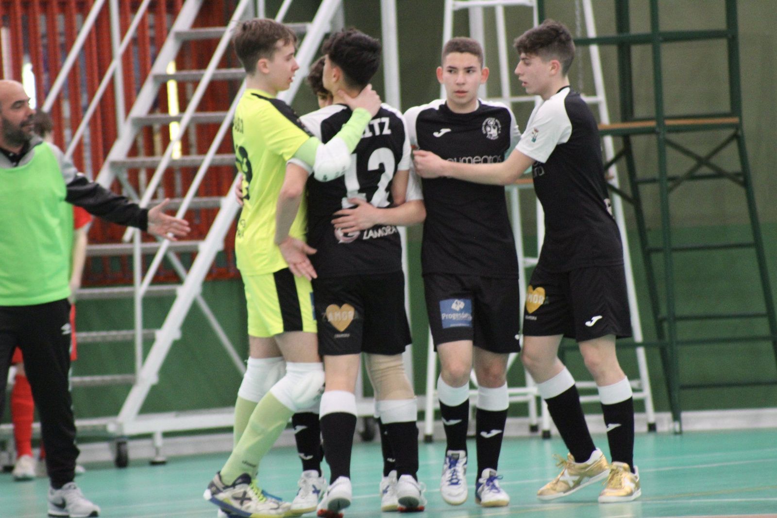 Los jugadores zamoranos celebran un gol