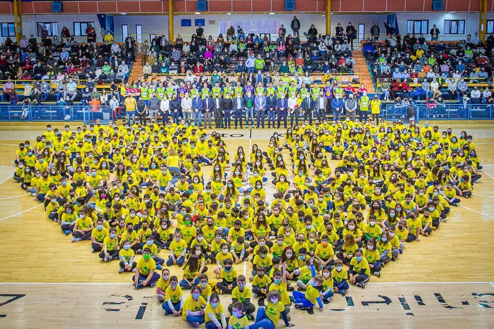 Foto de familia de los equipos del Balonmano Zamora