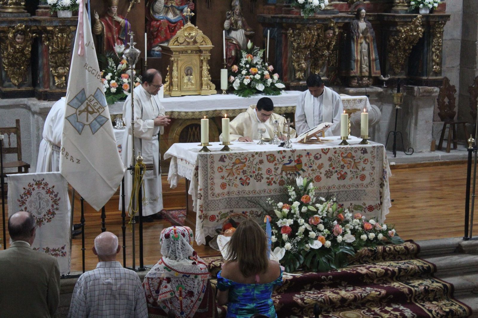 Procesión y ofertorio en Mogarraz