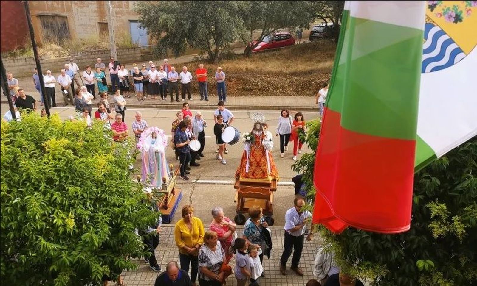 Izado de la bandera en Olleros y Calzadilla