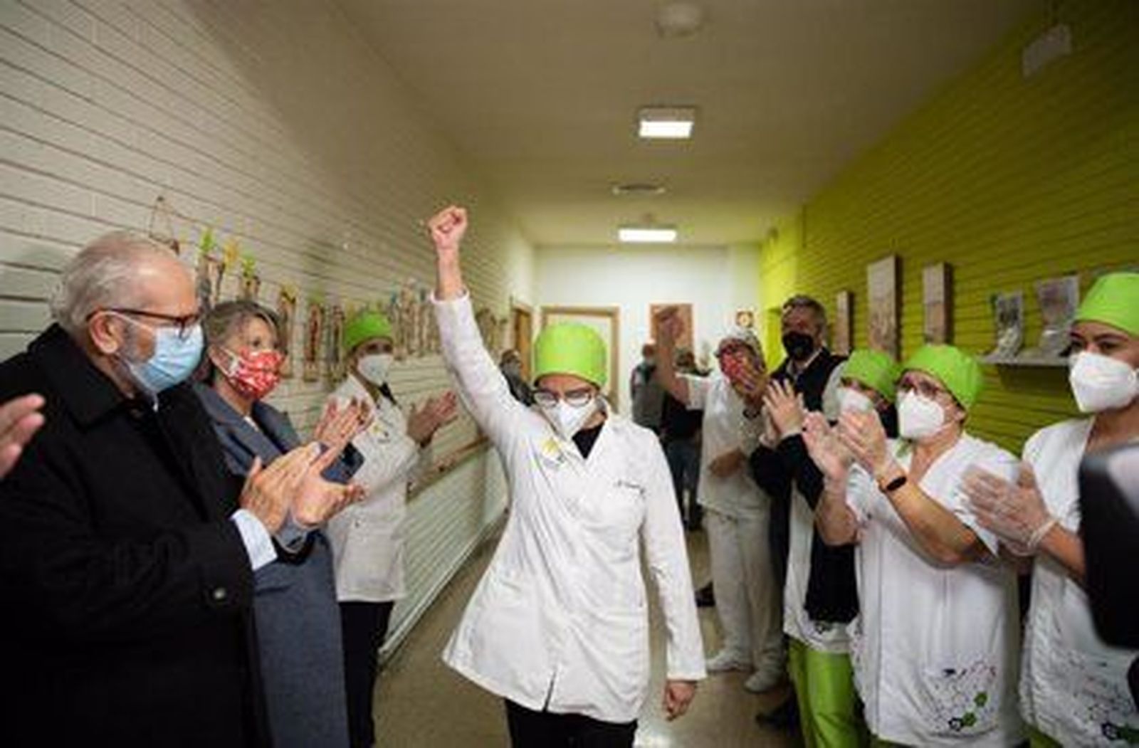 Una sanitaria tras el inicio de la campaña de vacunación contra el coronavirus - 2020 GETTY IMAGES / HANDOUT