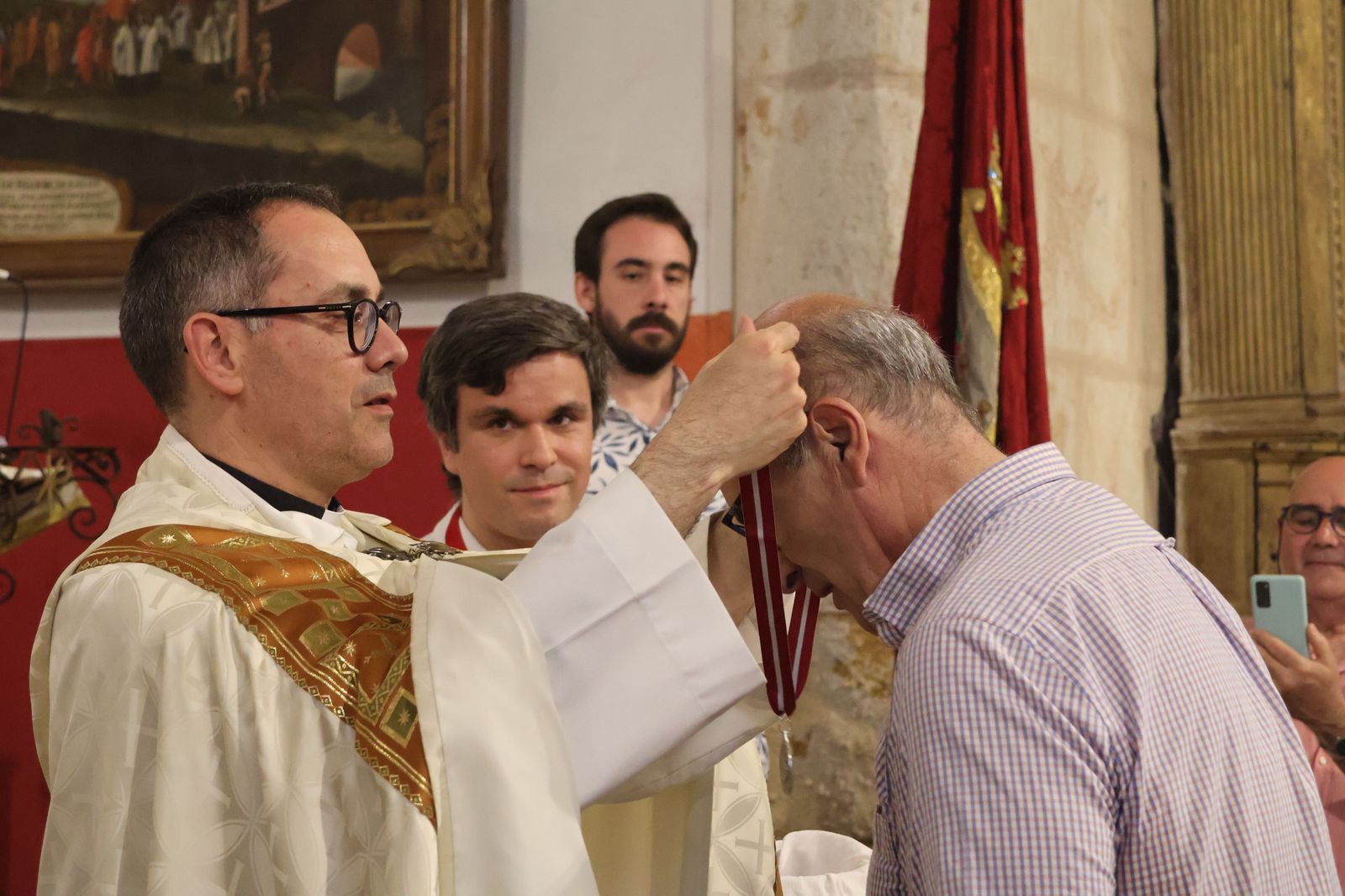 entrada-de-nuevos-hermanos-de-la-cofradia-de-la-concha-15