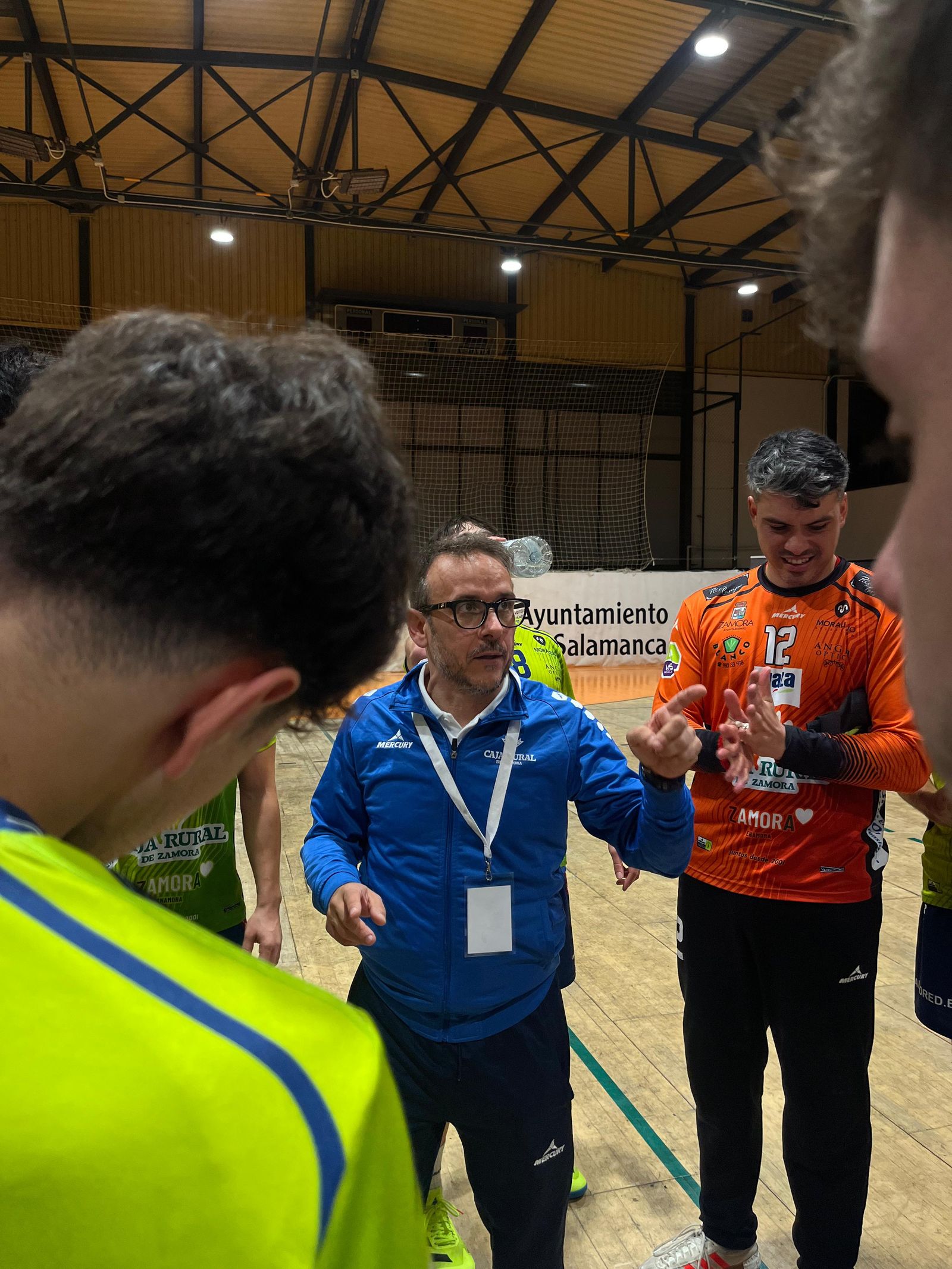 Félix Mojón da instrucciones a los jugadores durante un partido.Archivo