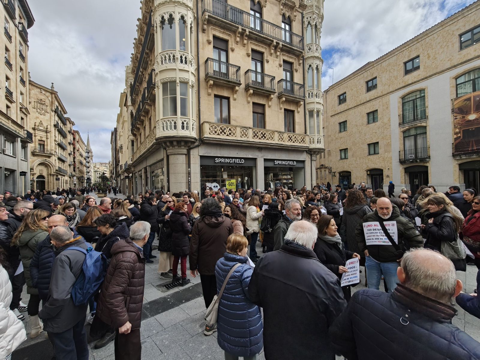 Posibles trabajadores afectados por el ERE de Majorel se manifiestan en Salamanca