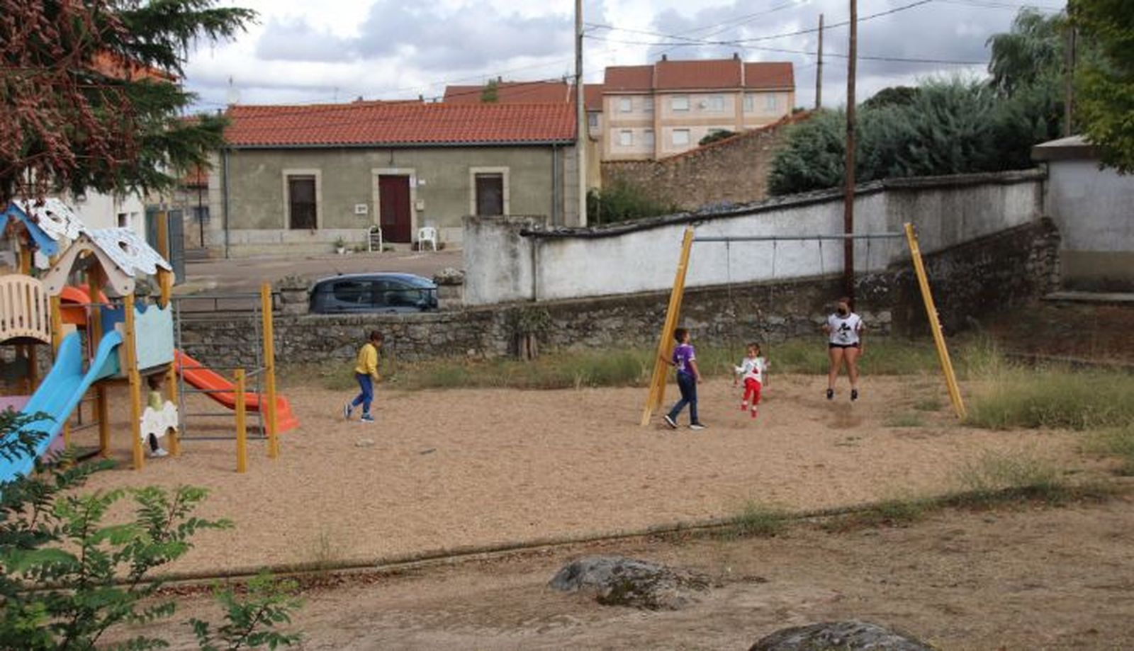Los más pequeños, en el parque junto al colegio