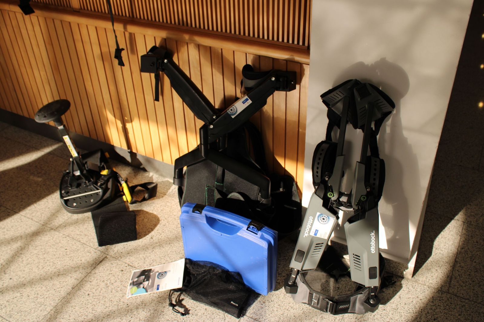 Demostración del funcionamiento de exoesqueletos industriales