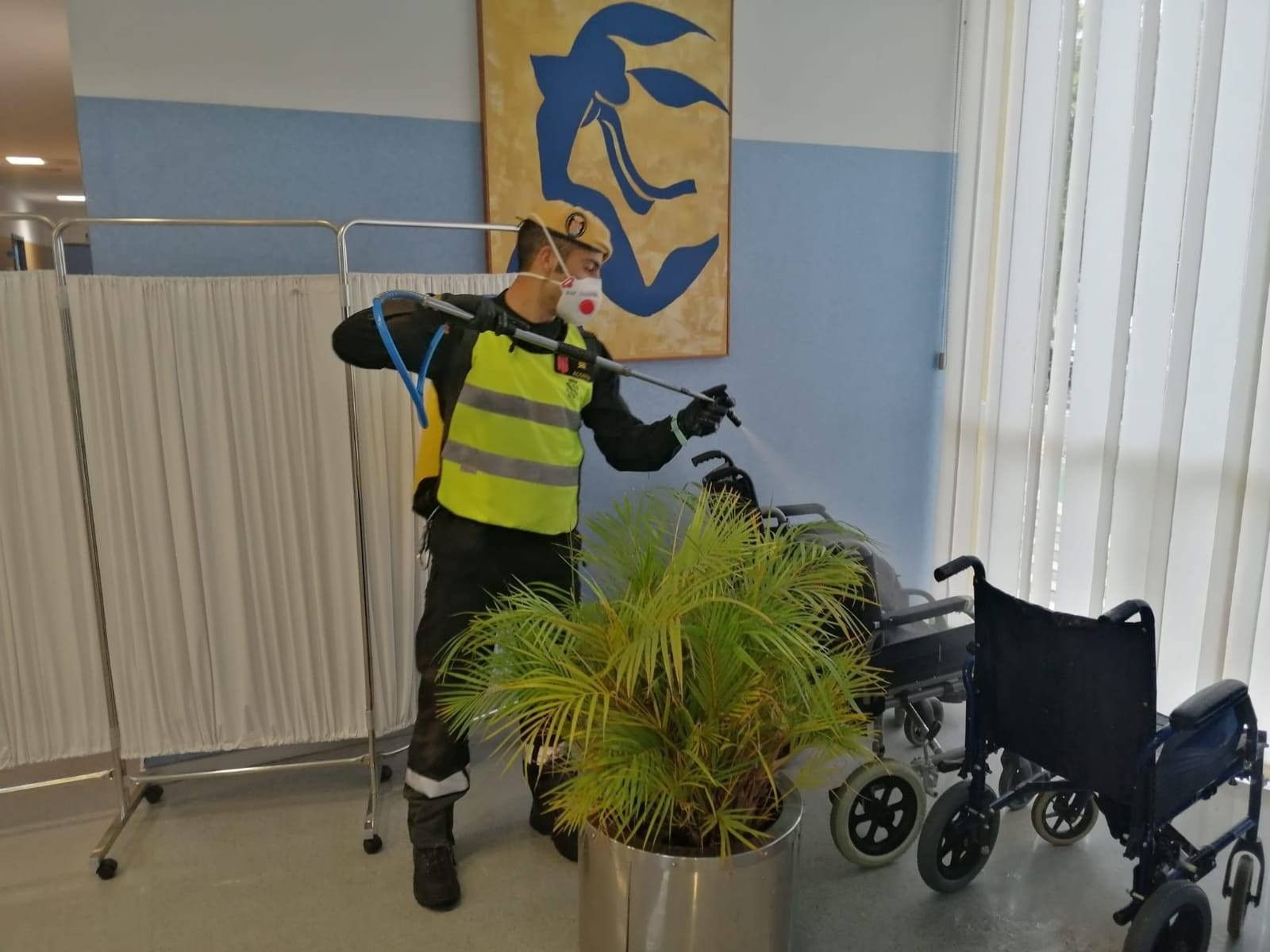 La UME desinfecta una residencia durante la pandemia del coronavirus